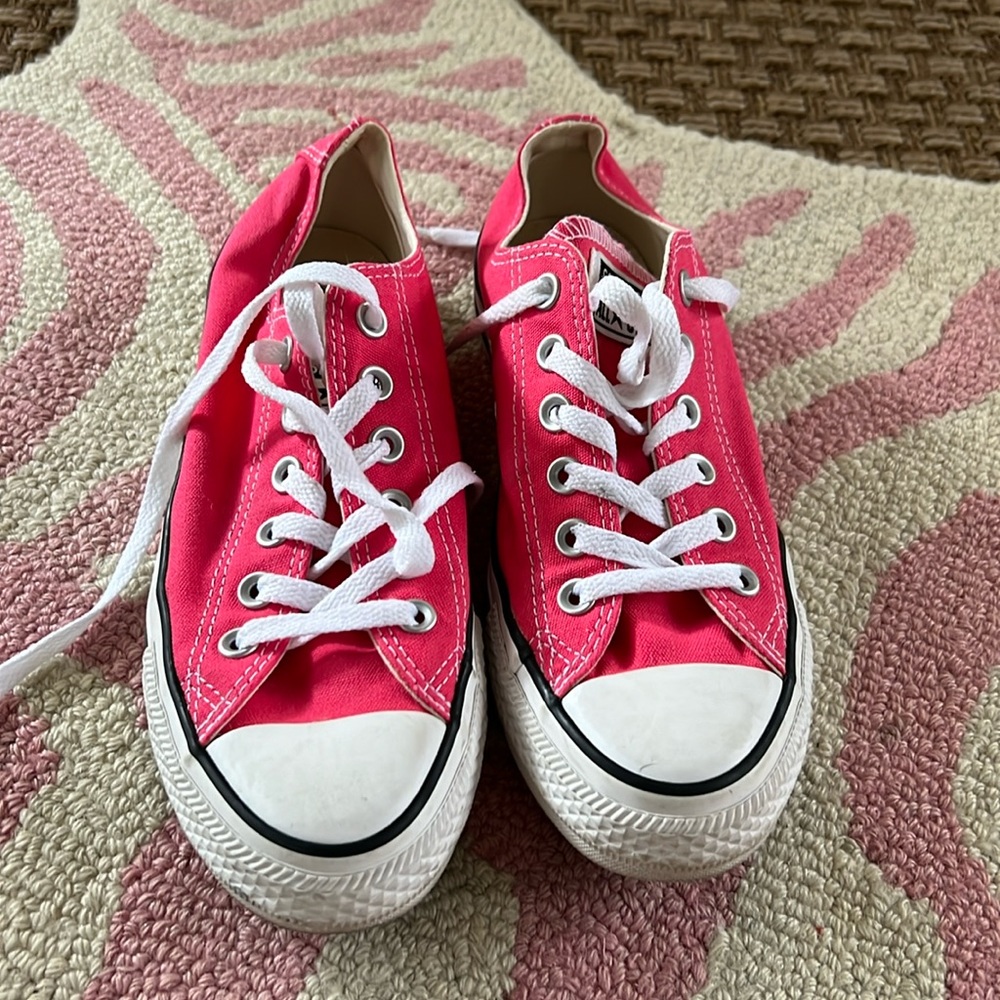 Like New Women’s Converse Sneakers